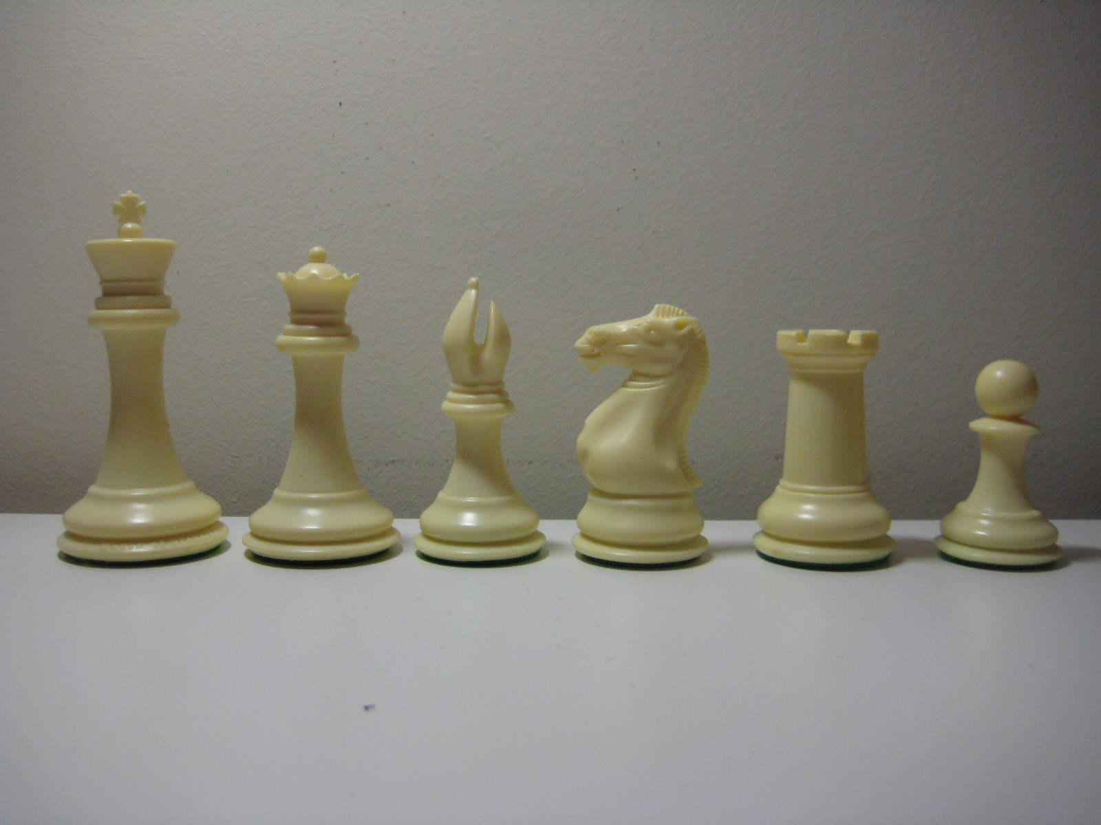 Analysis Size Standard Club Plastic Chess Set Black & Ivory Pieces - 3 King