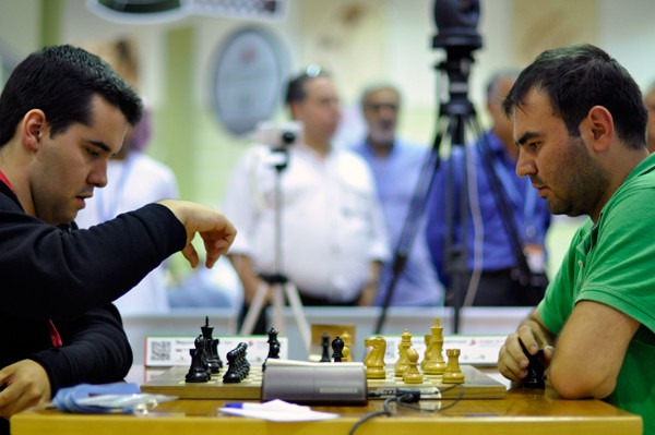 Carlsen Dismantles World Blitz Champion, Doubles Score In Flight