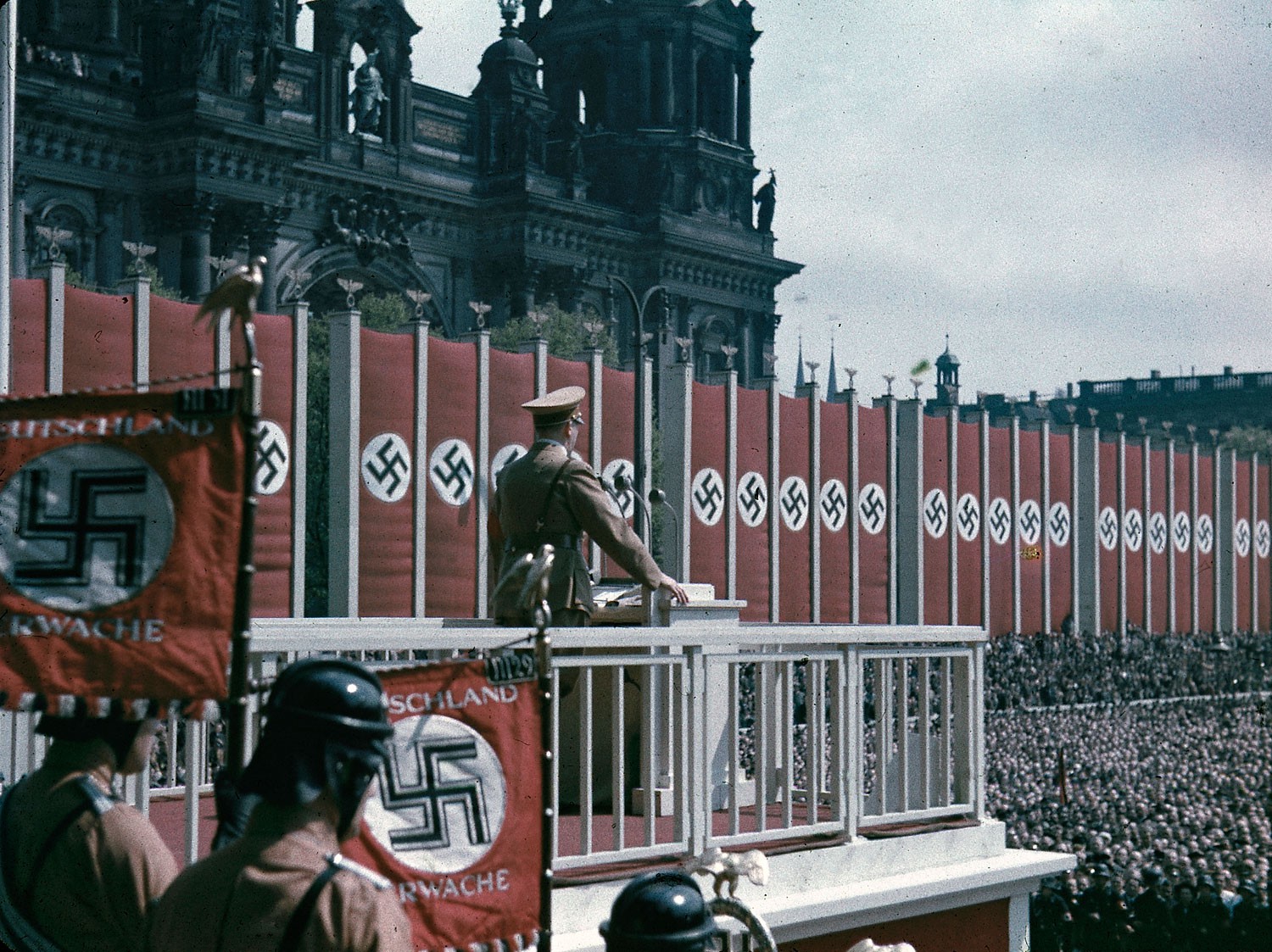 Фашистская германия годы. Нацистская Германия Адольф Гитлер. Берлин 1938 Германия Гитлера. Рейхстаг Берлин 1945 Гитлер. Берлин в цвете 1938.
