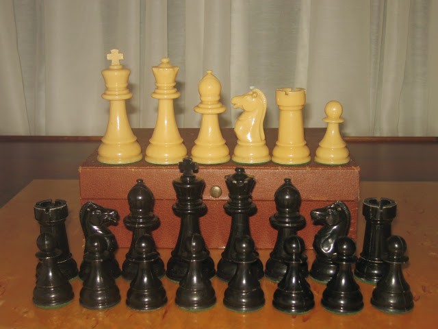 Legend Alegria Plastic Tournament Staunton Chess Set & storage bag Ivory & Black 