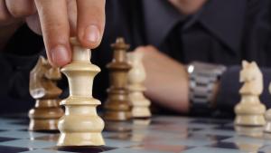 Estrategias ganadoras de ajedrez en posiciones cerradas