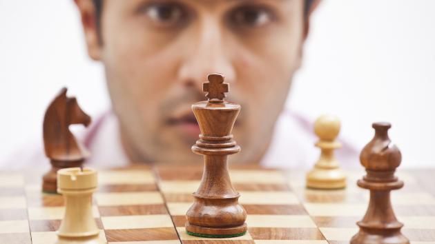 A partida de xadrez estava emocionante, e em um momento crucial
