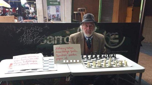 Apoya al anciano que da clases de ajedrez gratis en Chile