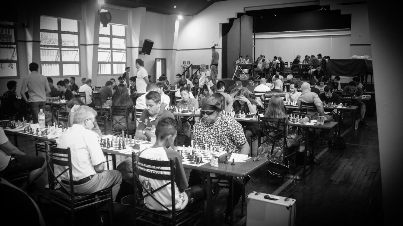 Como é o jogo de xadrez nas competições ao vivo?