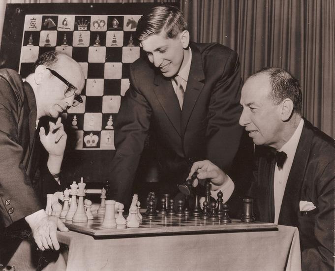 Fischer knocks himself out after 11 Rounds - S. Reshevsky VS R. Fischer (Round 11)