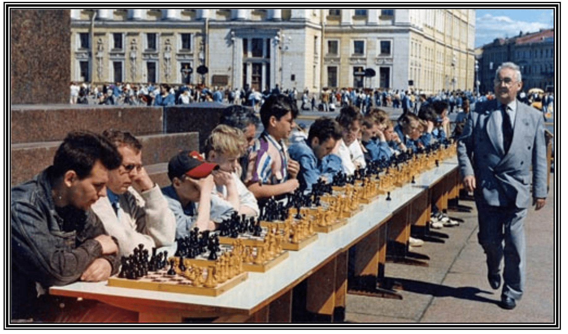 Камеди байден играет в шахматы
