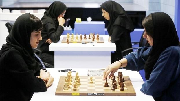 Imposição de uso de véu gera polêmica em mundial feminino de xadrez no Irã