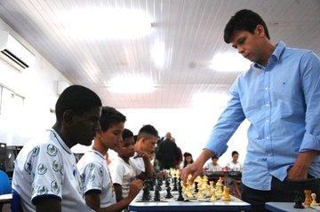 Estudantes participam de simultânea com mestre do xadrez Rafael