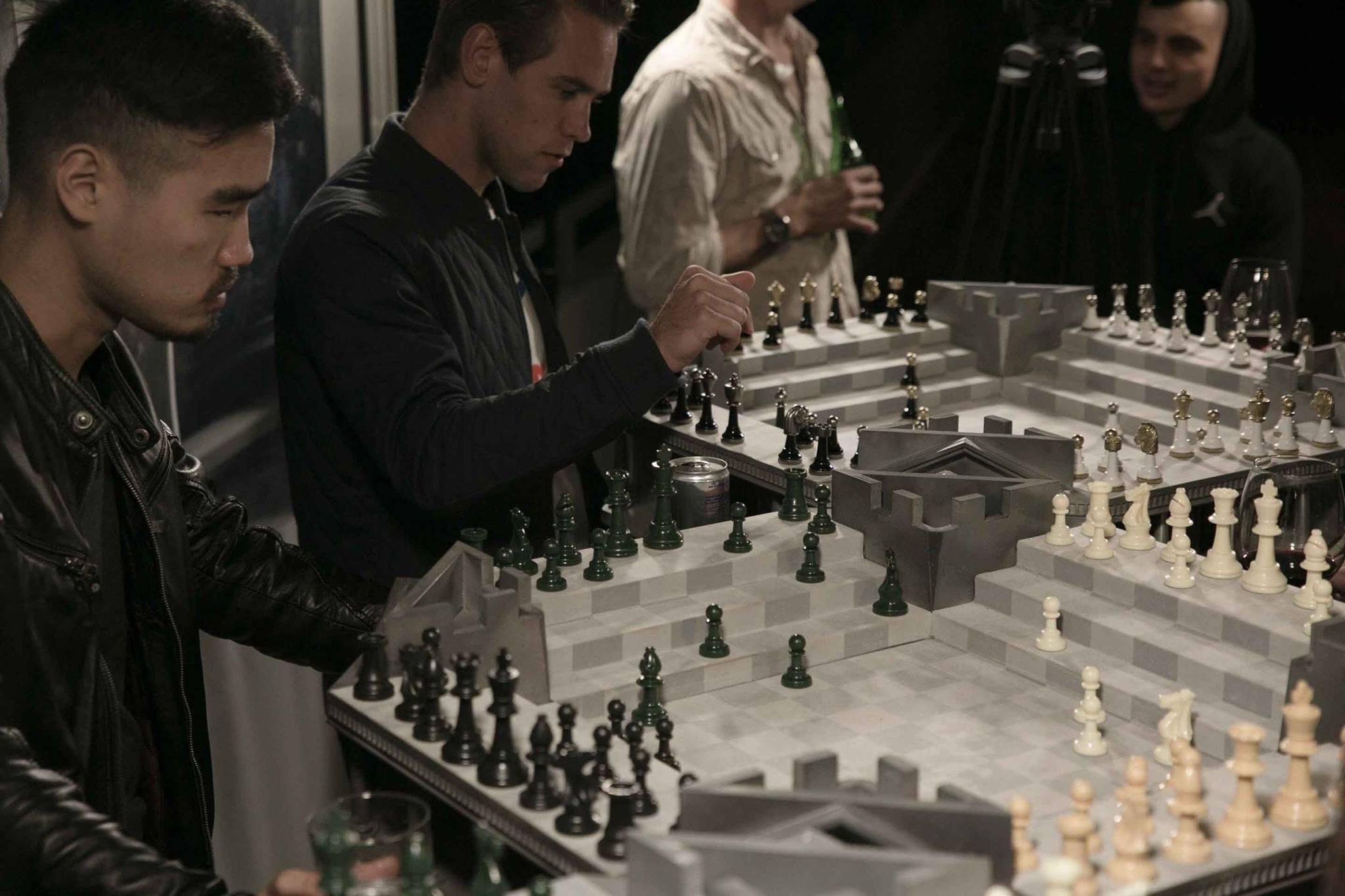 Шахматы со всеми живыми игроками. Томас Доусон шахматы. Шахматы боевые. Четверные шахматы. Шахматы с друзьями.