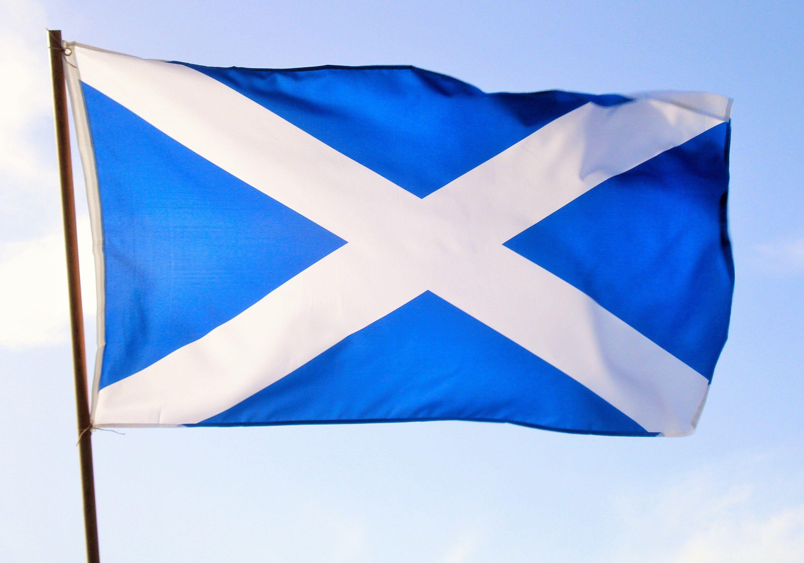 Страна с синим крестом. Скотланд флаг. Андреевский флаг Шотландии. Флаг Святого Андрея Шотландия. Шотландский флаг Святого Андрея.