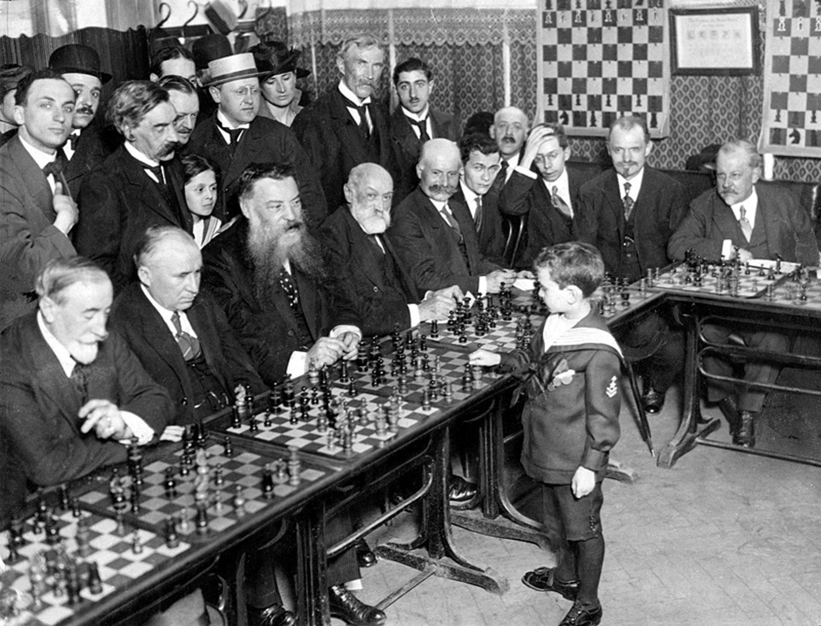 Anatoly Karpov jogando xadrez em uma simultânea em 1975.