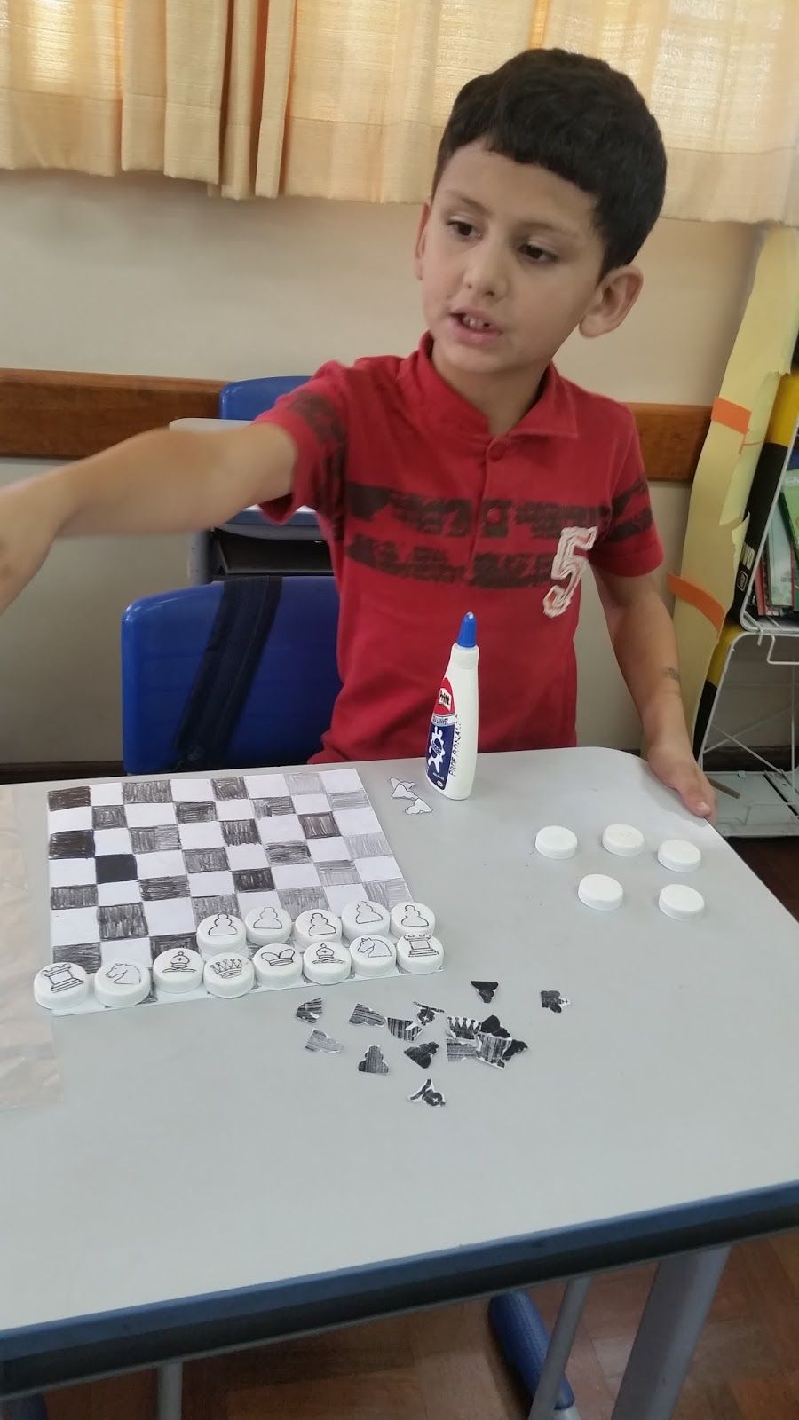 Como jogar Queimada Xadrez utilizando tampinhas 