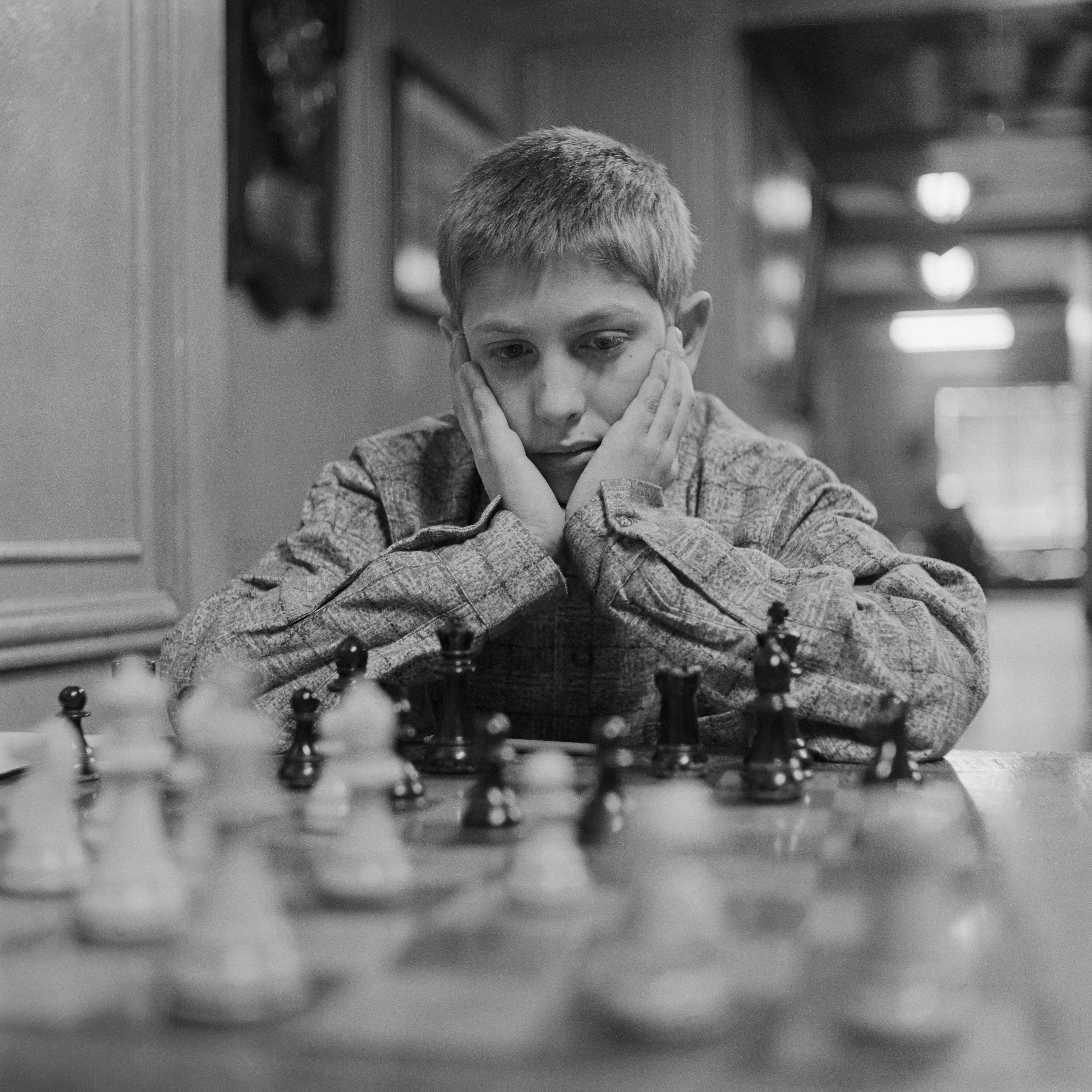 15-year-old Bobby Fischer defeats Argentine Chess Champion 