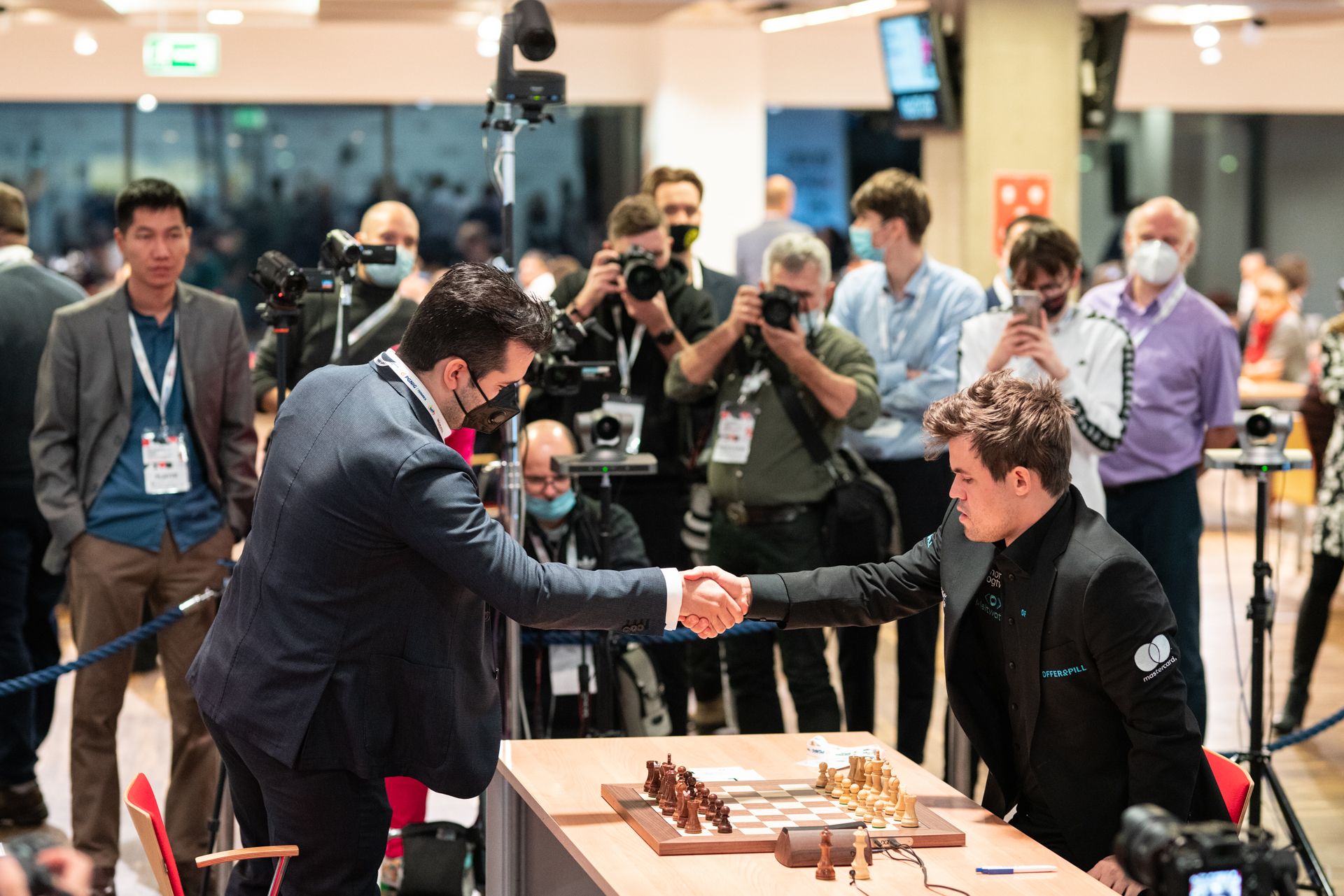 Carlsen vence o campeão mundial de rápido e lidera com Fedoseev, Van  Foreest e Erigaisi 