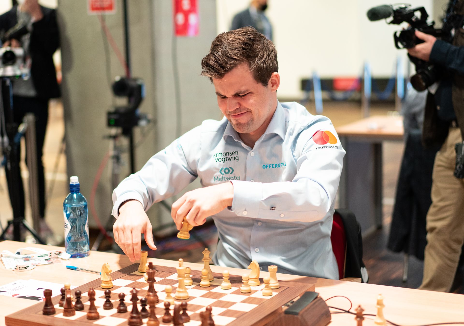 Hans Moke Niemann beats super-GM Richard Rapport in round 4 of the FIDE  Grand Swiss : r/chess