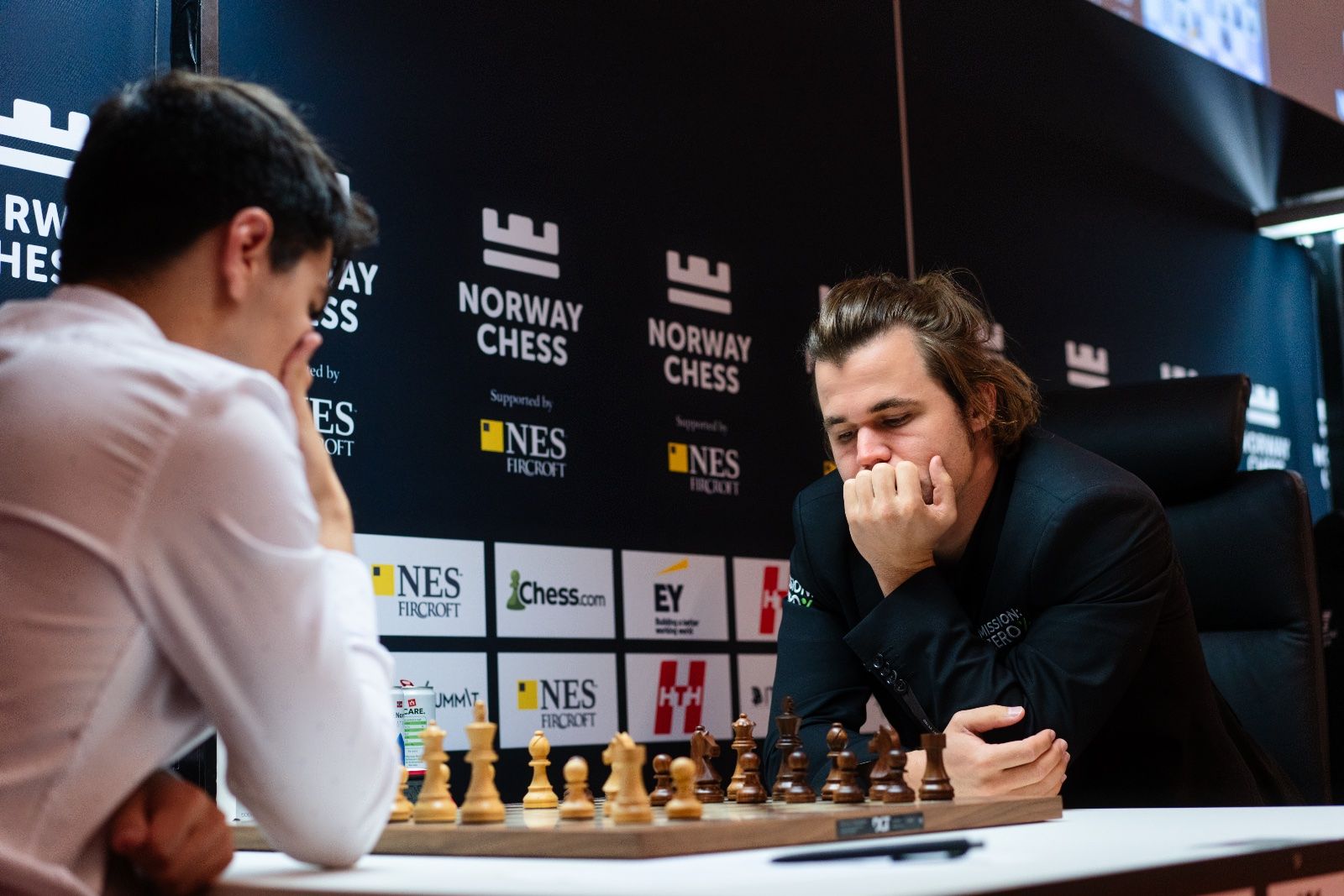 Caruana e Gukesh derrotam os números 1 e 2 do mundo e assumem a liderança 