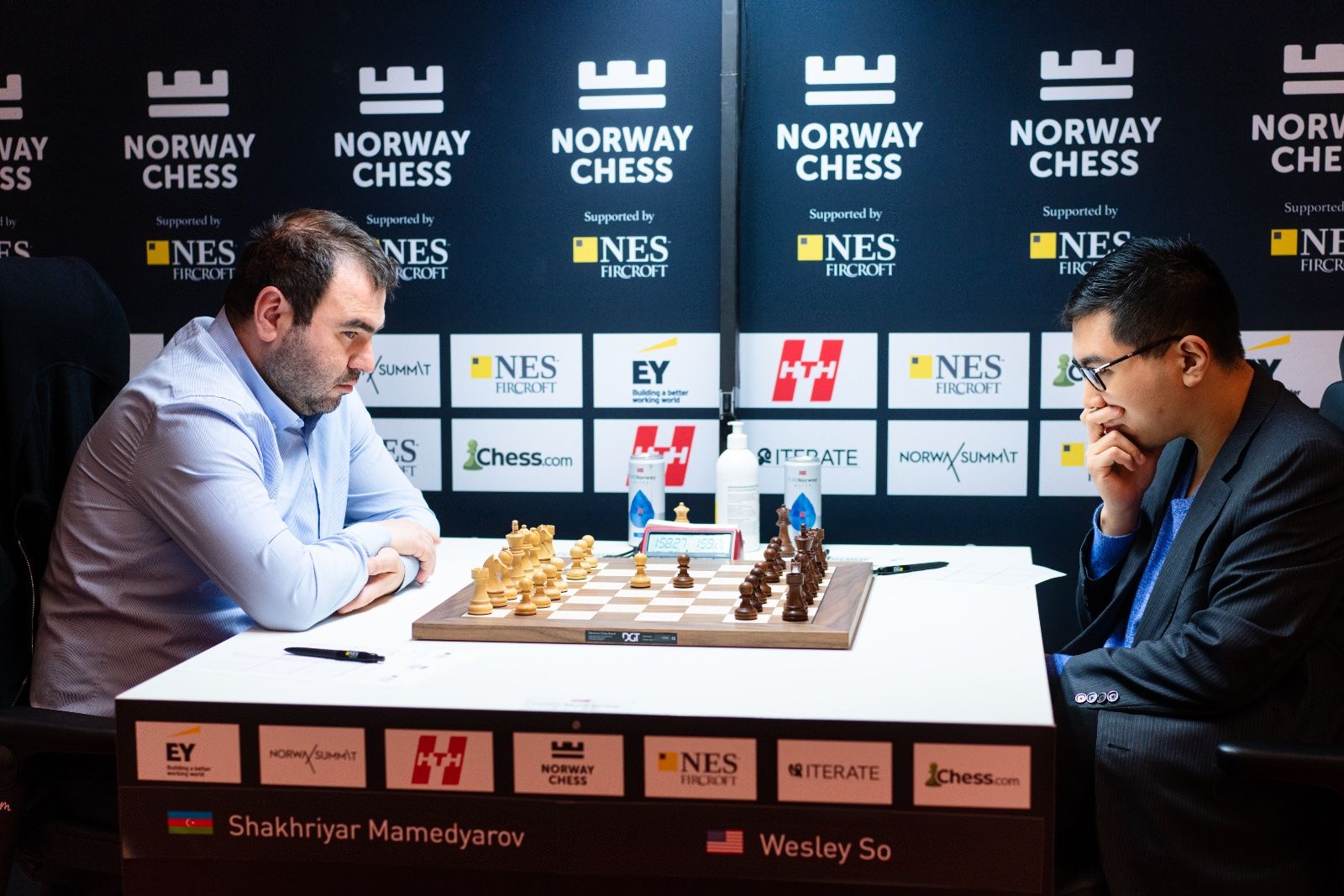Número 2 do mundo, Caruana lidera por 4 pontos e Gukesh sacrifica a dama  contra Carlsen 