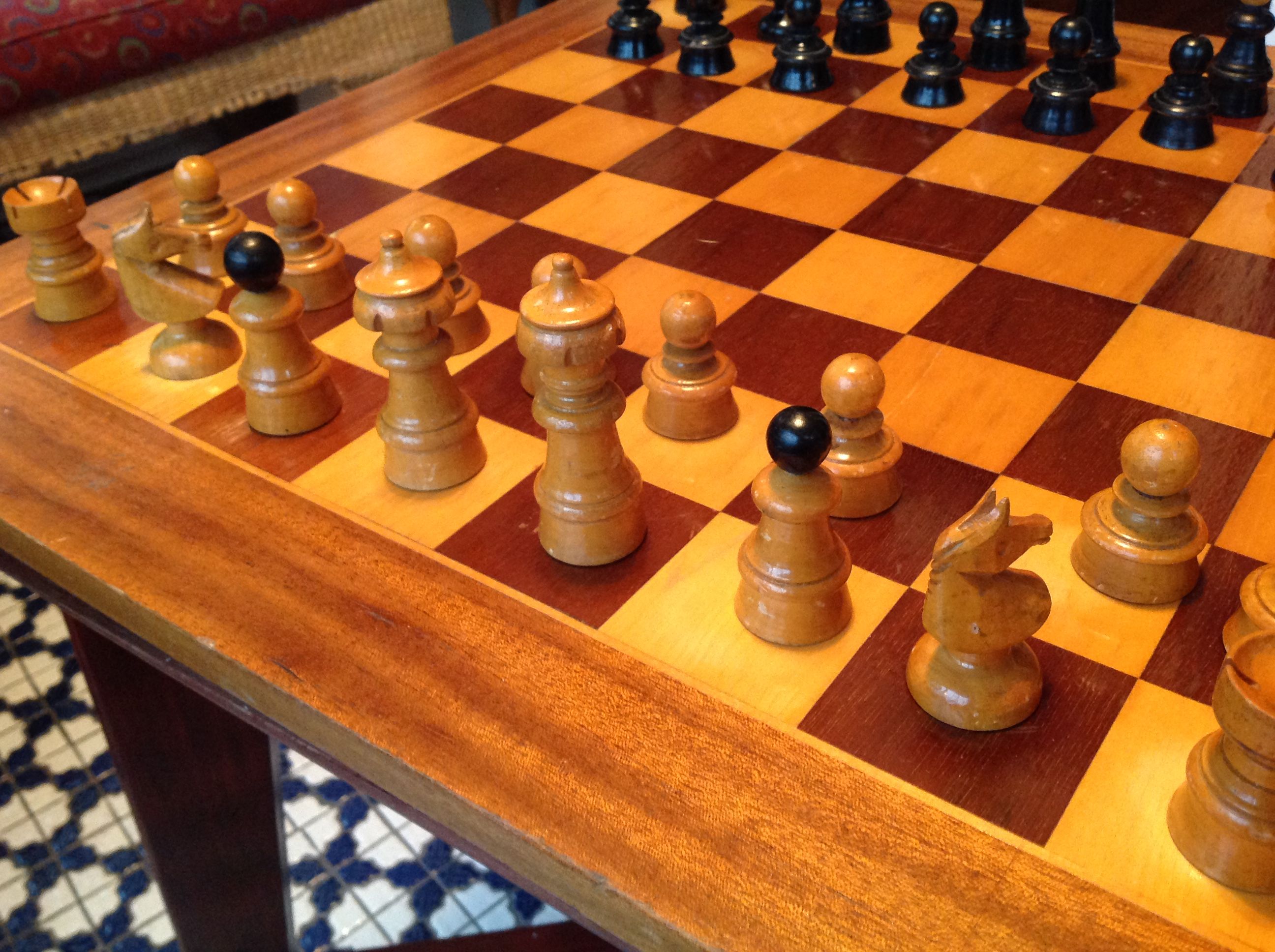 Vintage Drueke's Un-Weighted Chess Pieces 32 pieces with original box 
