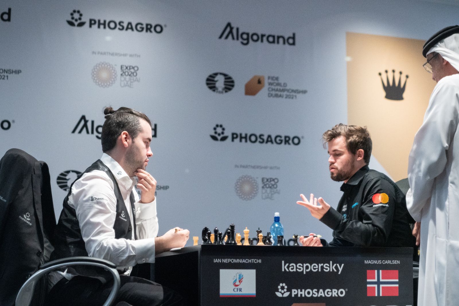 File:World Chess Championship 2021, game 11, Ian Nepomniachtchi and Magnus  Carlsen.jpg - Wikipedia