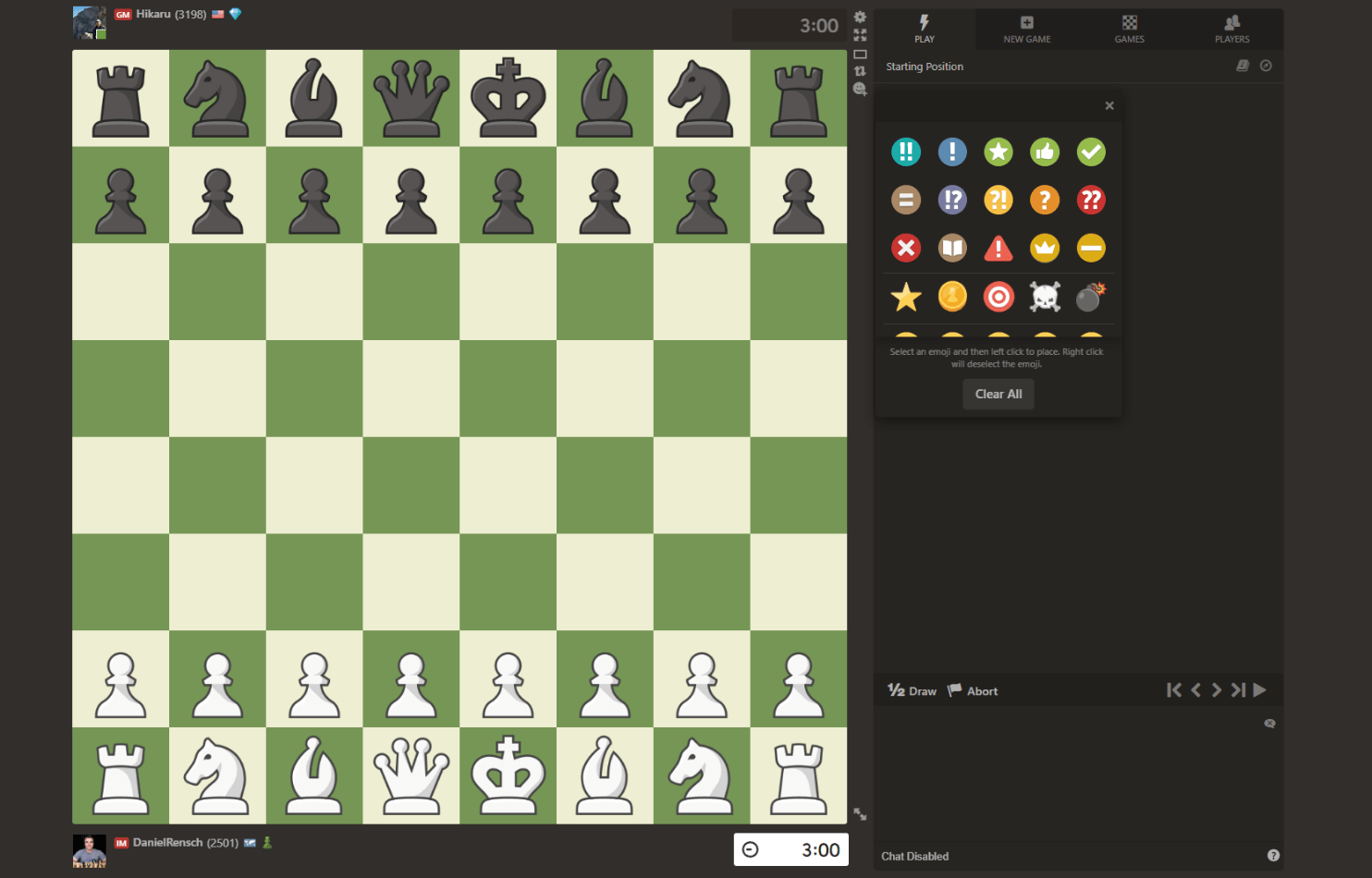 จานสีอิโมจิ Chess.com ที่แสดงถัดจากเกมหมากรุกมาตรฐานที่กำลังจะเริ่มต้น