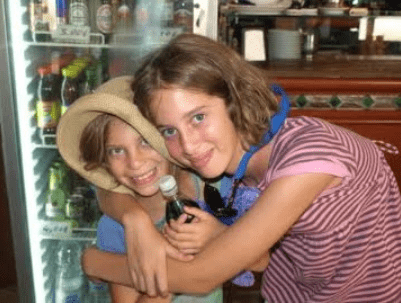 JulesGambit อายุน้อย (และหมวกของเธอ) กับน้องสาวของเธอ