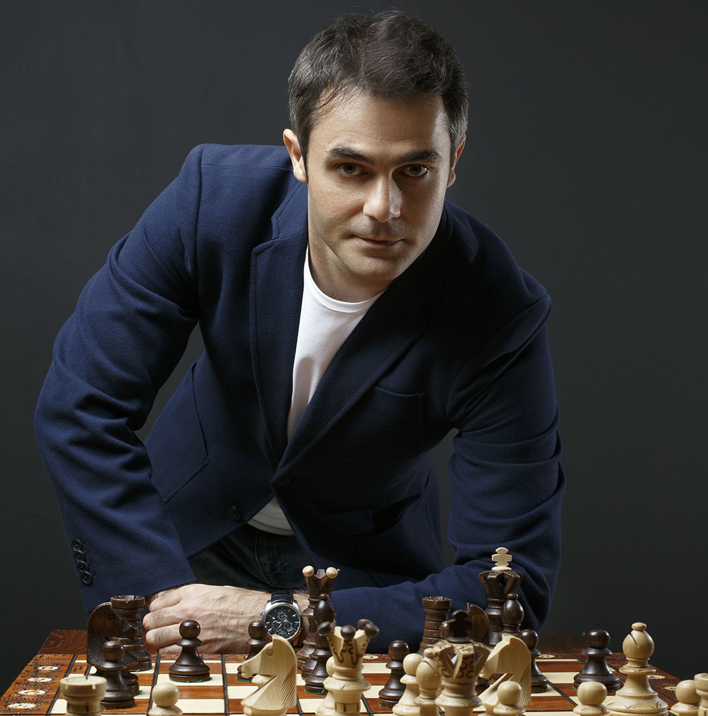 ภาพของ GM Rashad Babaev วางตัวบนกระดานหมากรุก