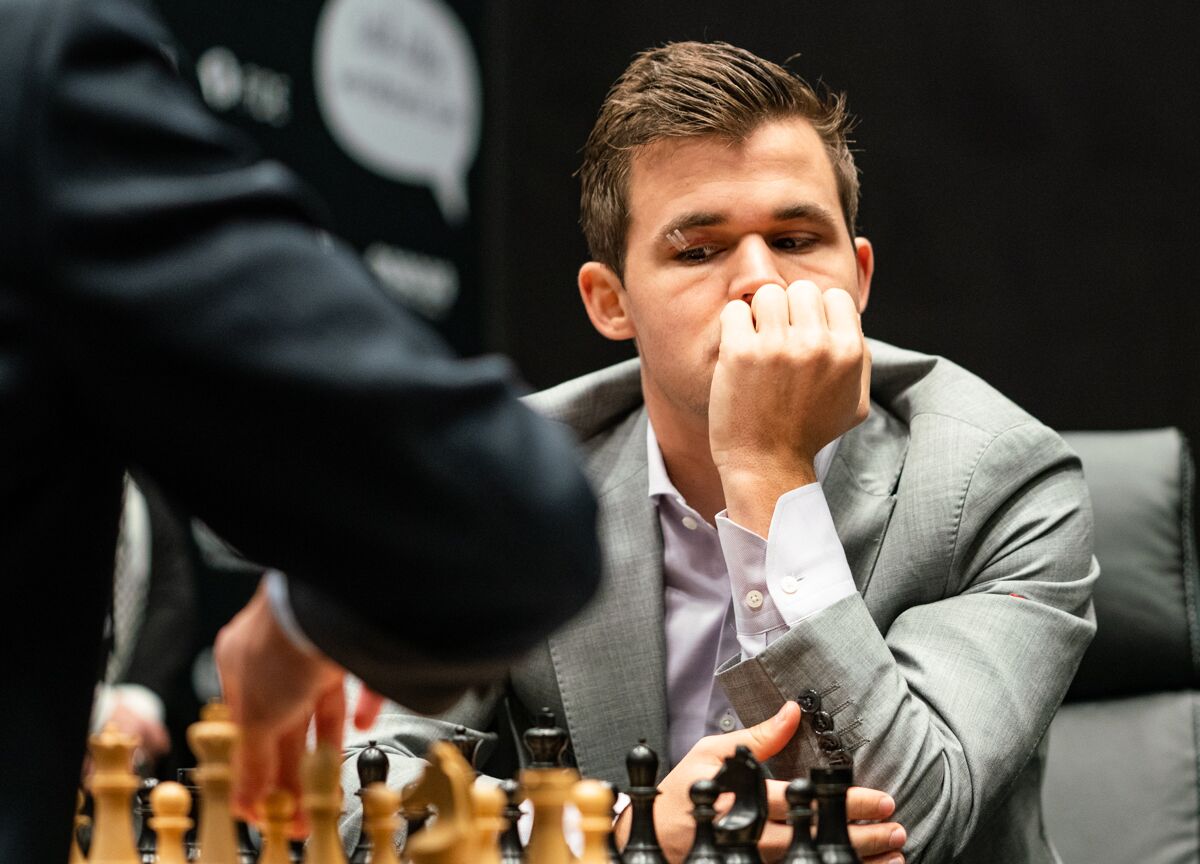 Mundial de Xadrez Rodada 1: Caruana em Dificuldades mas Segura Empate  contra Carlsen 