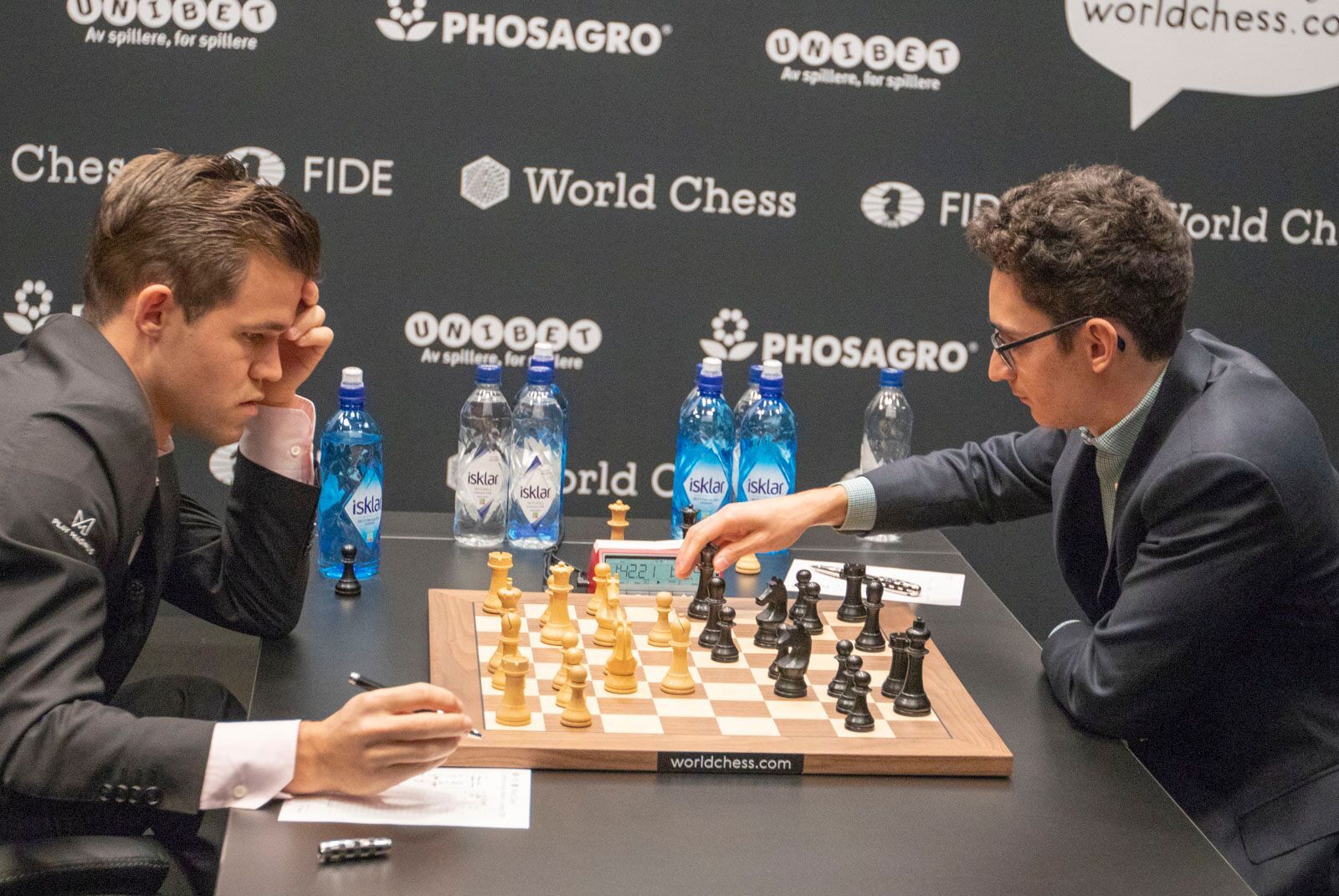Mundial de Xadrez Partida 4: Novo Empate Apesar da Divulgação das Notas de  Treino de Caruana 
