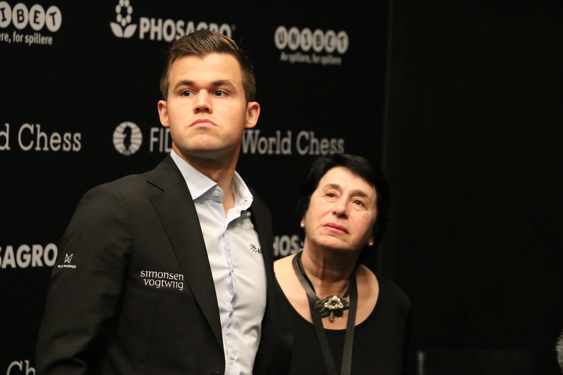 Mundial de Xadrez Partida 4: Novo Empate Apesar da Divulgação das Notas de  Treino de Caruana 