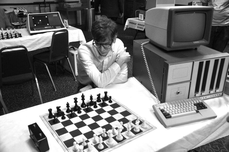 Chess academy professor de escola focado pensando em atacar e capturar peças  de xadrez adversárias pensando no próximo movimento homem barbudo treinando  para competição de xadrez figuras de xadrez no tabuleiro de madeira