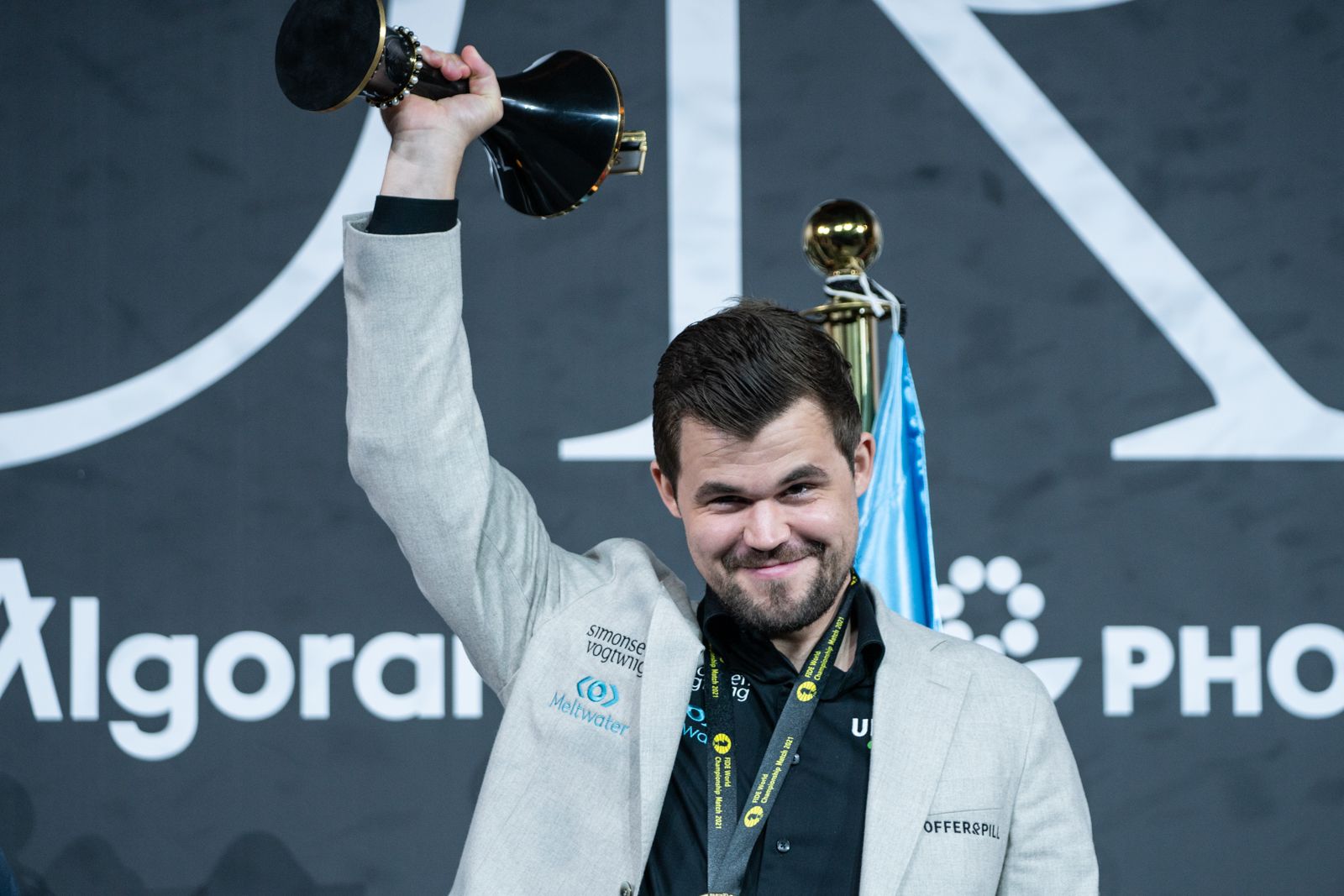 Magnus Carlsen ชูถ้วยแชมป์โลกของเขา