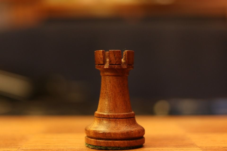 Close-up de xeque-mate e figuras de xadrez, jogo de tabuleiro