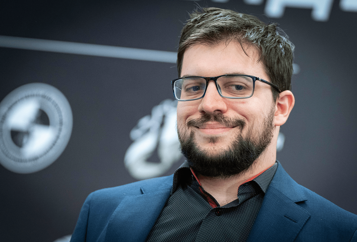 Maxime Vachier-Lagrave sonriendo ajedrez