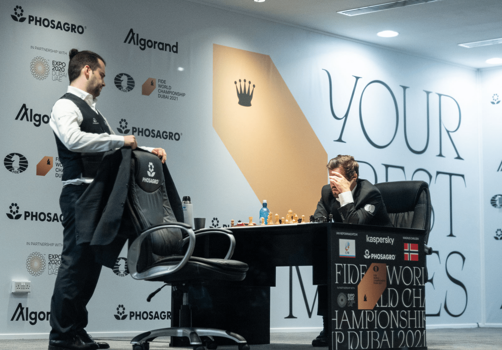 Campeonato Mundial de Xadrez da FIDE - partida 3: Magnus à prova de balas  de Negras 