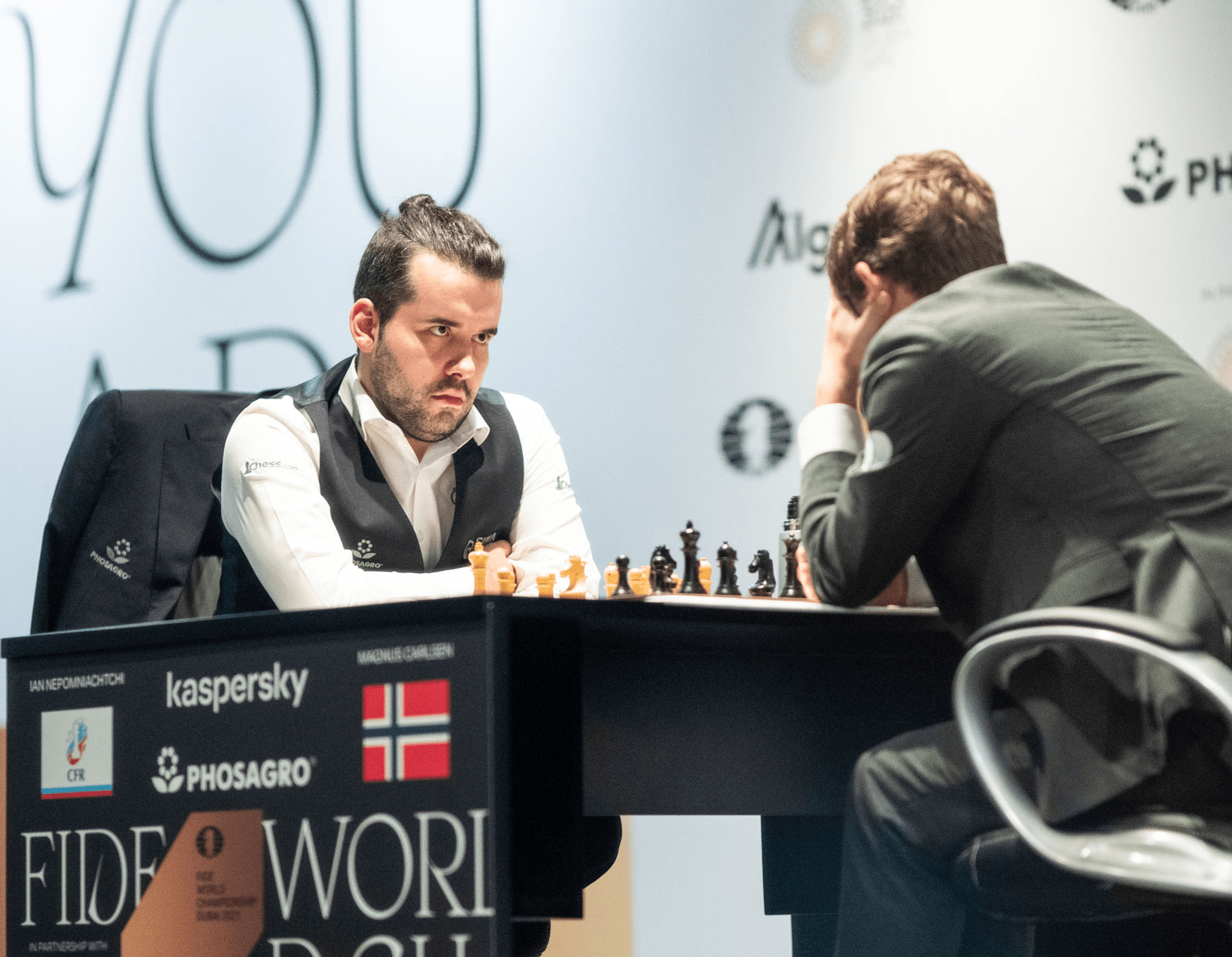 Campeonato Mundial da FIDE: o aventureiro Carlsen luta pelo empate 