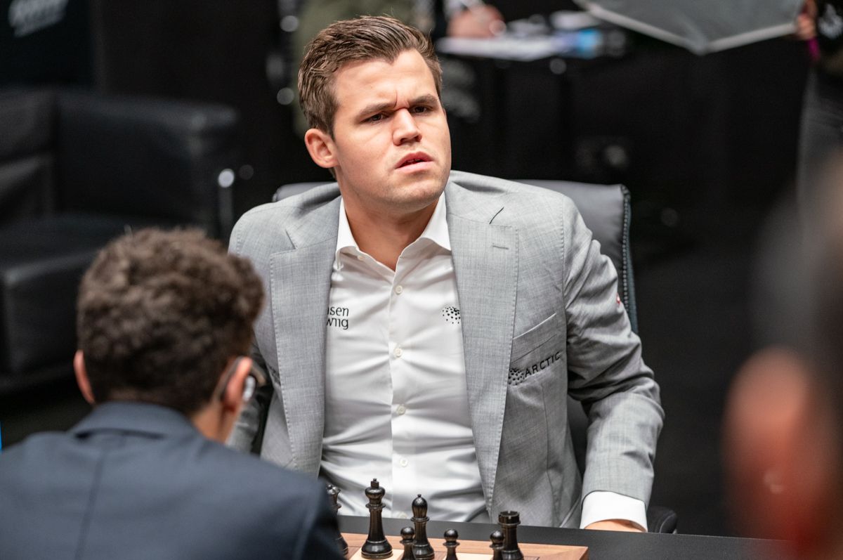 Mundial de Xadrez Rodada 2: Carlsen 'Rasteja' para Empatar Após Surpresa de  Abertura de Caruana 