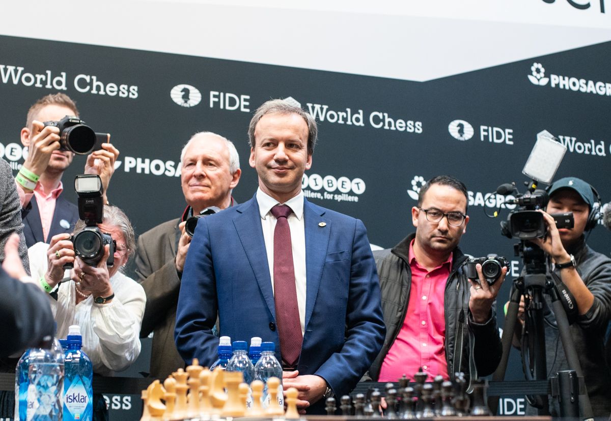 Mundial de Xadrez Rodada 1: Caruana em Dificuldades mas Segura Empate  contra Carlsen 