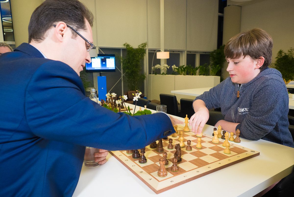 20 July 2019, Baden-Wuerttemberg, Karlsruhe: The 14-year-old Vincent Keymer  (r) plays at the chess tournament Grenke Open against world champion Magnus  Carlsen and is defeated only after the 81st move after 6:45