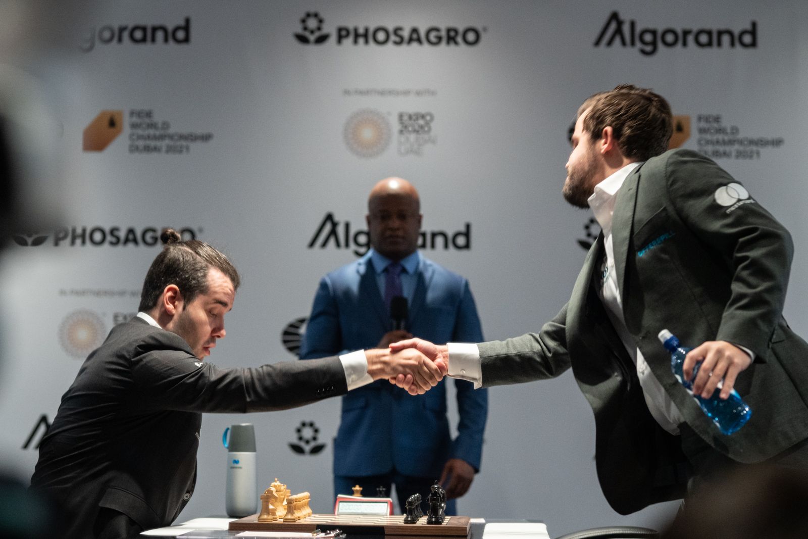 Campeonato Mundial de Xadrez da FIDE - partida 4: Nepo segura Carlsen com  uma Petroff 