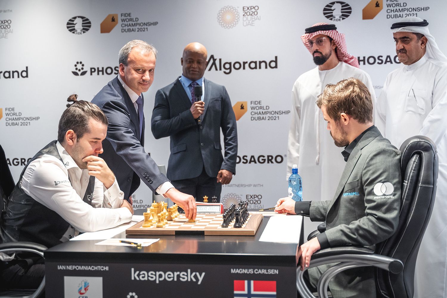 Arkady Dvorkovich first move Carlsen Nepomniachtchi