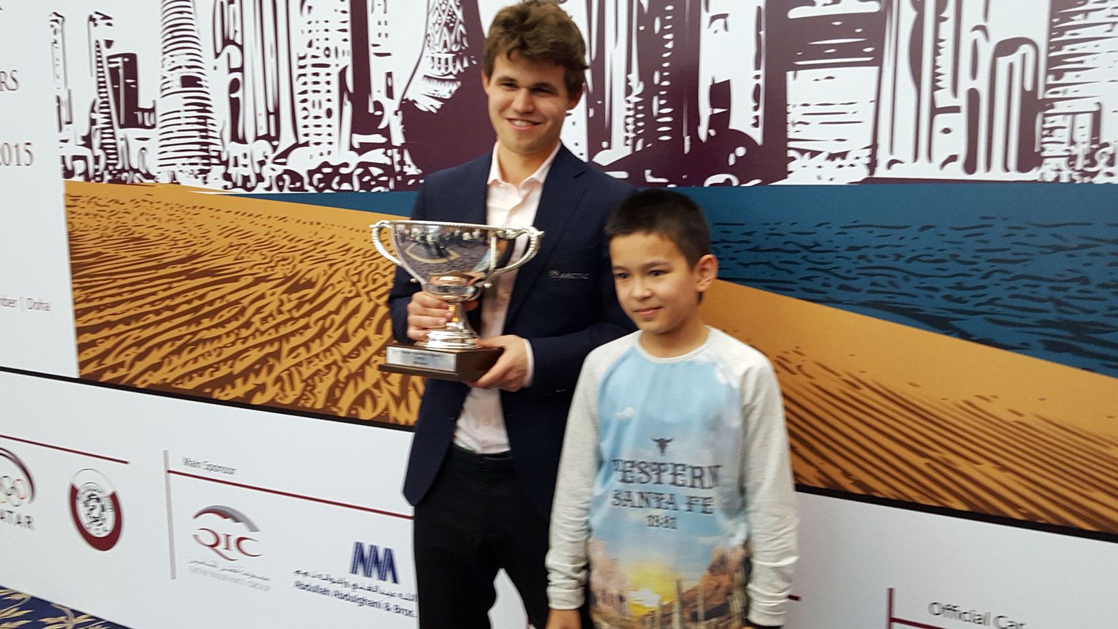 During the prize ceremony at the 2015 Qatar Masters, Abdusattorov got the chance to pose with Carlsen. Photo: Tarjei J. Svensen