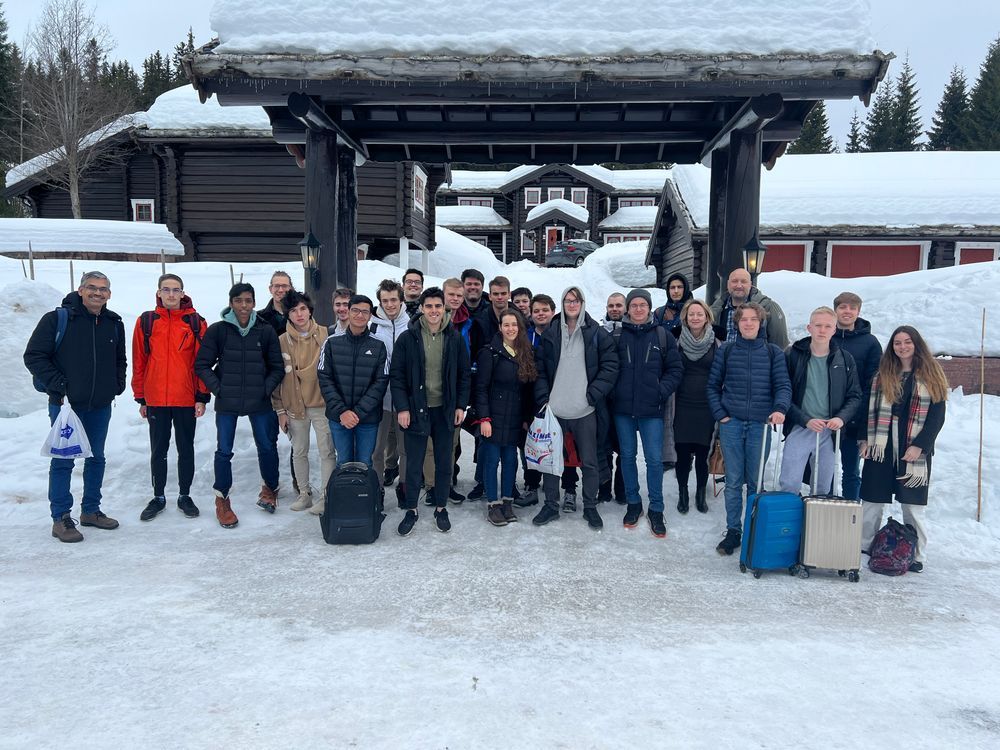 Players and coaches outside the luxurious cabin in the Norwegian mountains. Photo: Jakob Aavik, Offerspill Chess Club