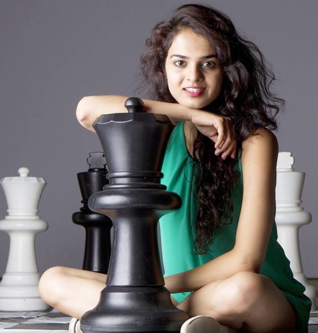 I'm the world's sexiest chess player who loves dressing up in