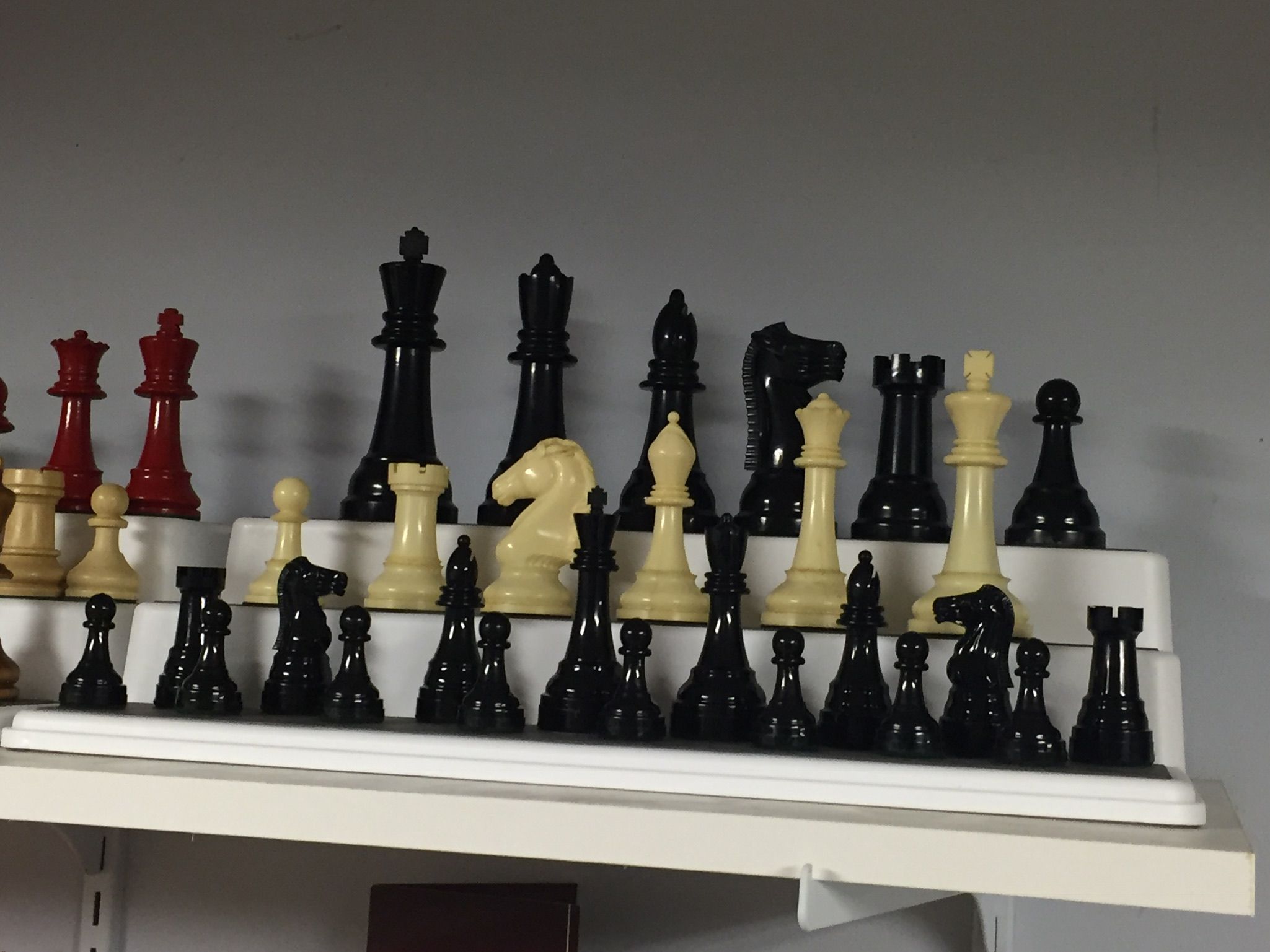 PLASTIC CHESS SET GAMING PIECES & STAND PLUNDER CHESS 