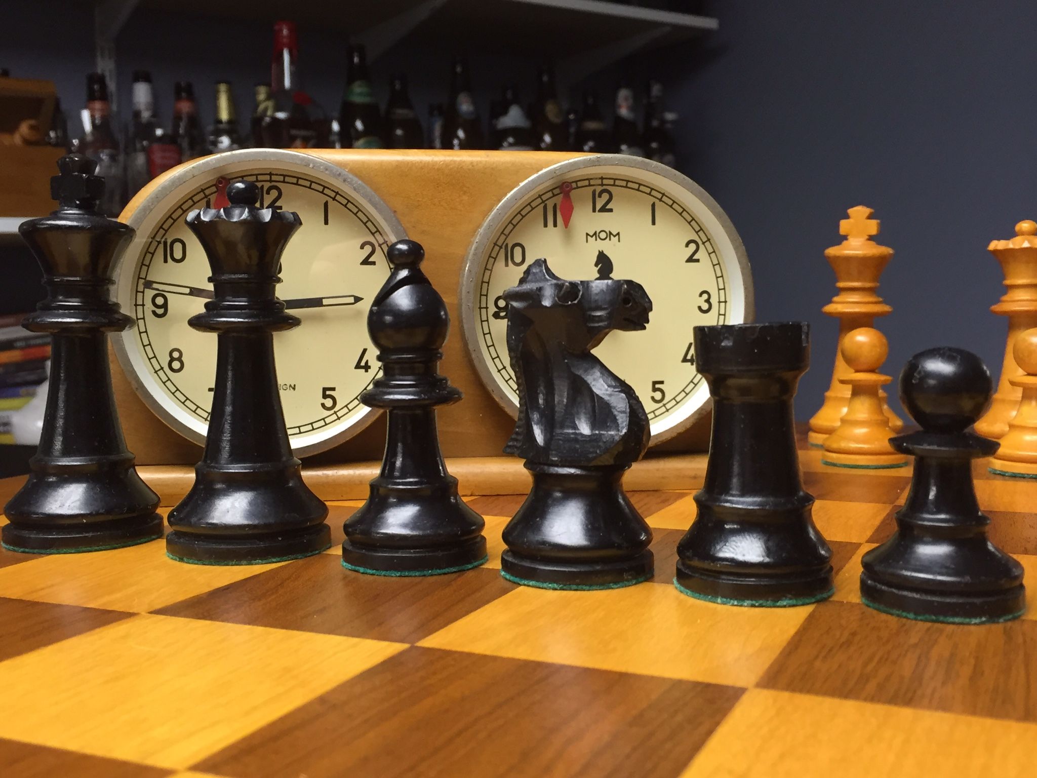Кингчесс. Часы шахматные кварцевые 9906. Шахматные часы и шахматы. Шахматы с часами. Часы для шахматных турниров.