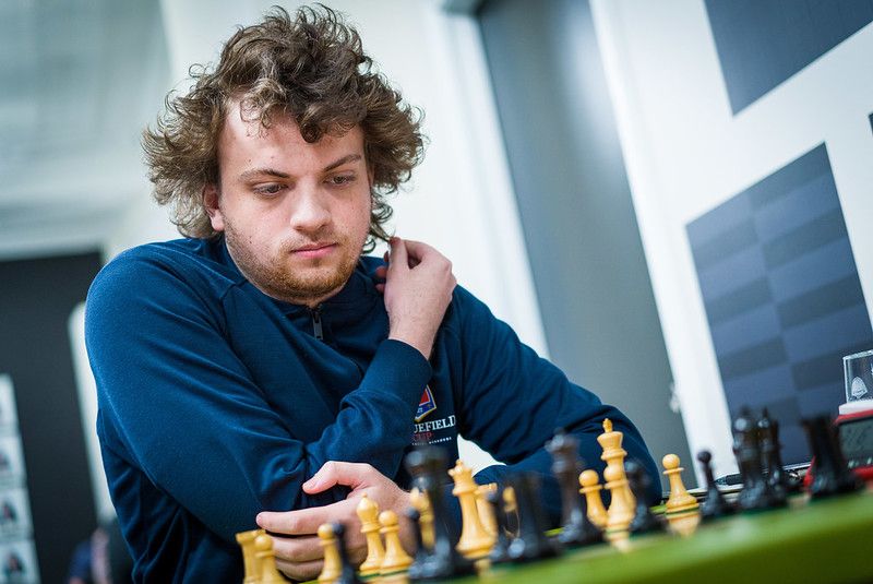 Chess.com - 19-year-old Hans Niemann defeated world champion Magnus Carlsen  to cross 2700 and claim the lead after three rounds of the Sinquefield Cup!