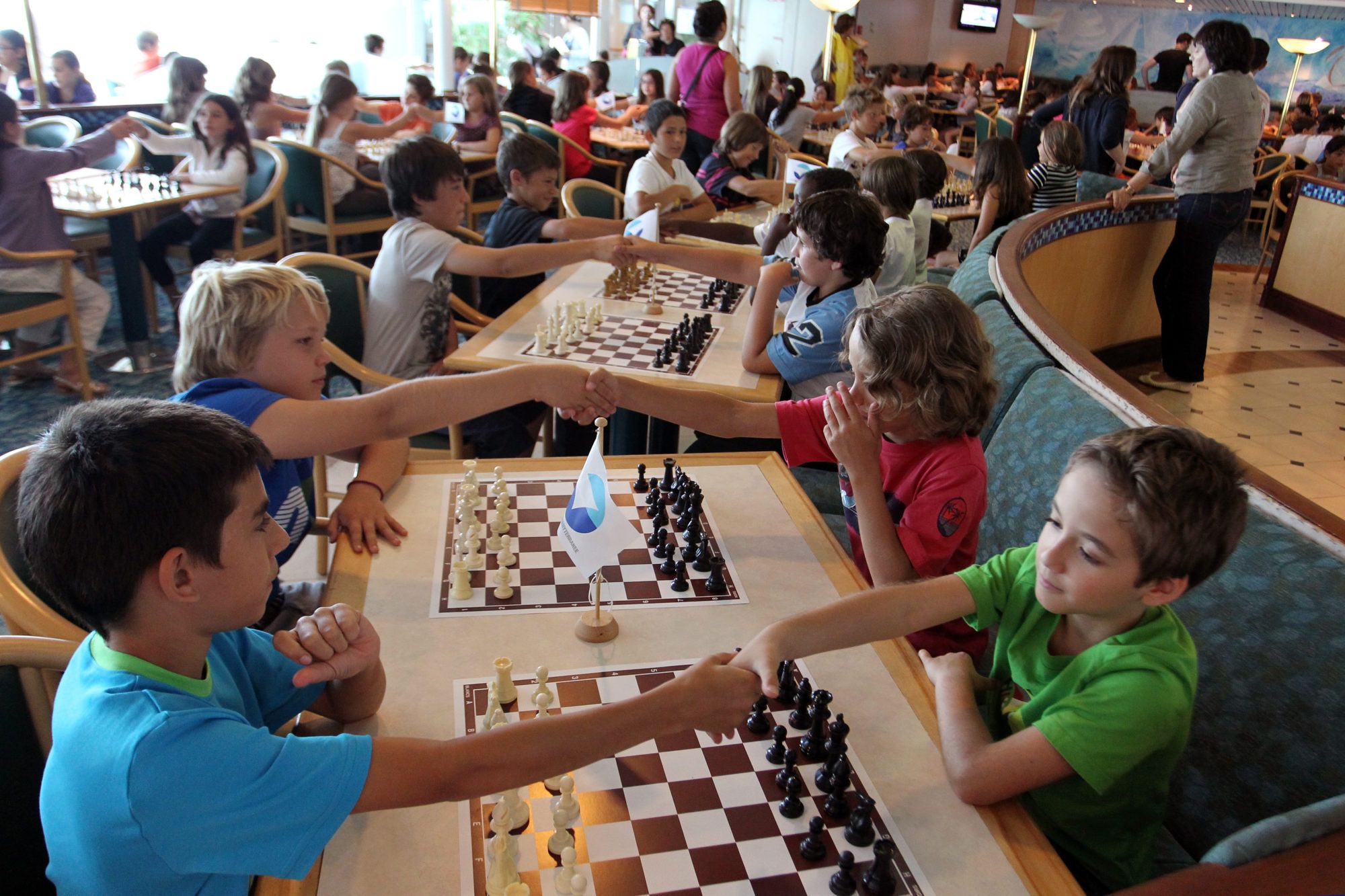 Большие интеллектуальные игры. Интеллектуальные игры шахматы. Школьники играют в шахматы. Шахматы для детей. Интеллектуальные игры в школе.