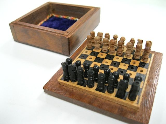 7" x 5" PEGGED WOODEN CHESS SET 