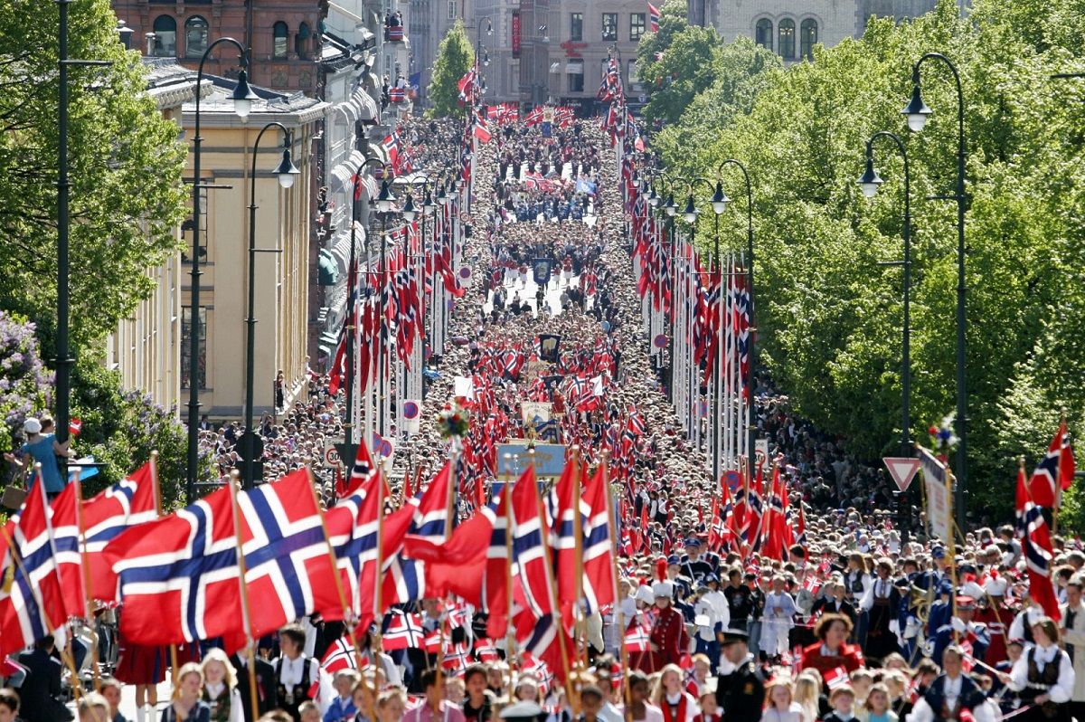 Пестрое население. День Норвегии 17 мая. День Конституции в Норвегии. 17 Мая в Норвегии праздник. Норвегия норвежцы.