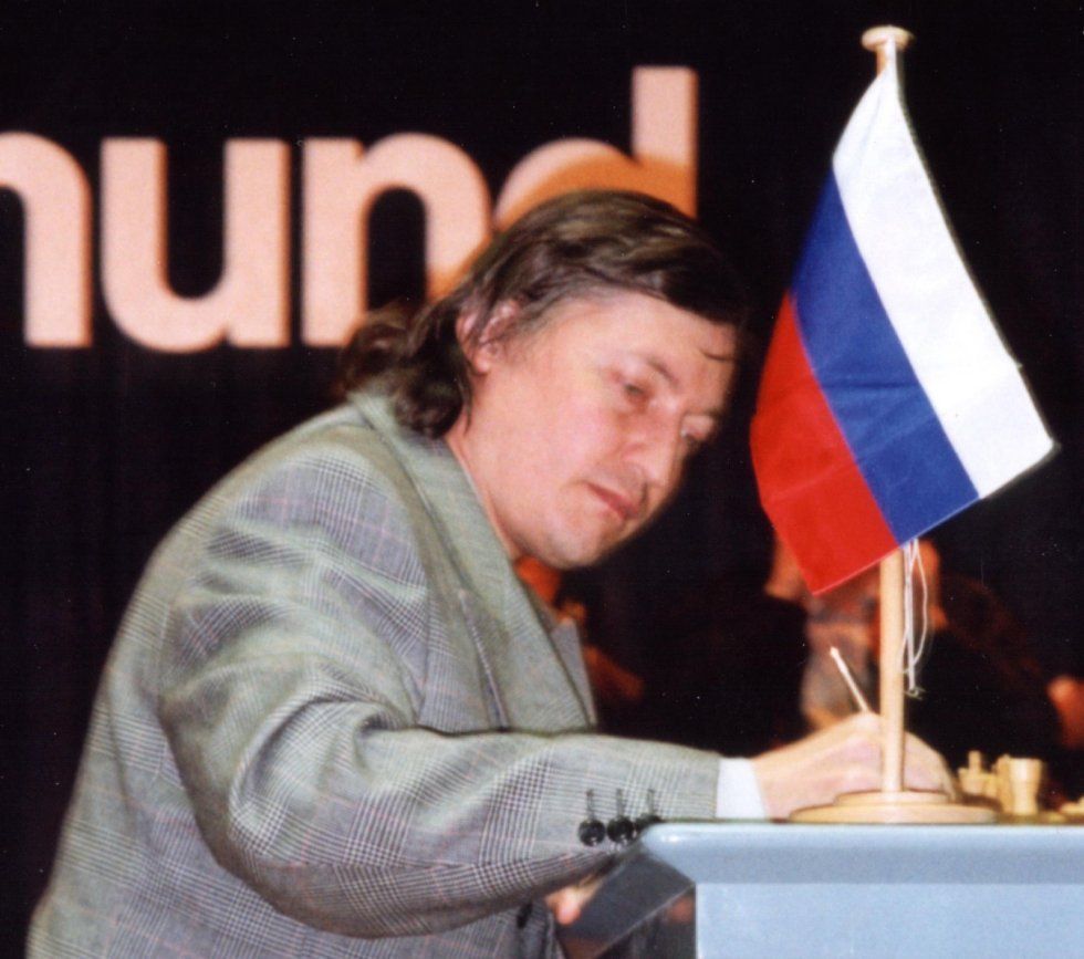 World chess champion Anatoly Karpov left plays with the USSR Pilot